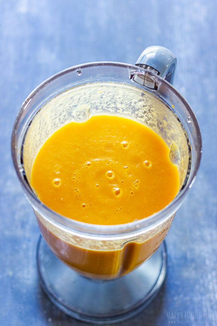 Carrot soup in the blender