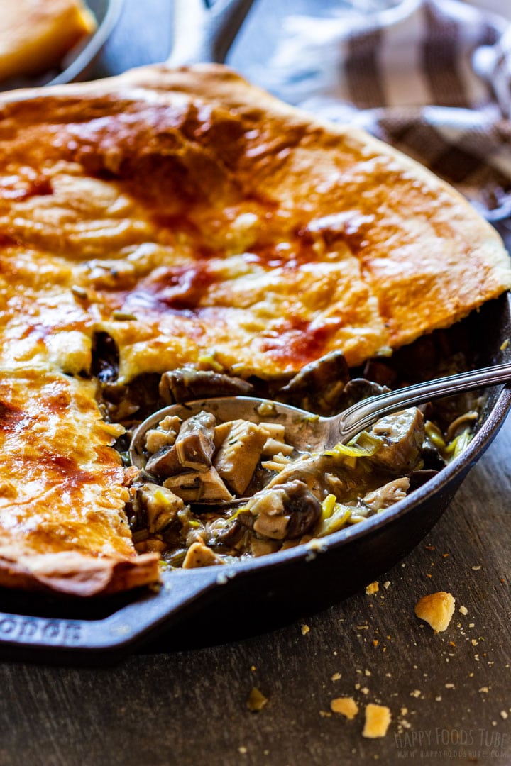 Skillet chicken and mushroom pie