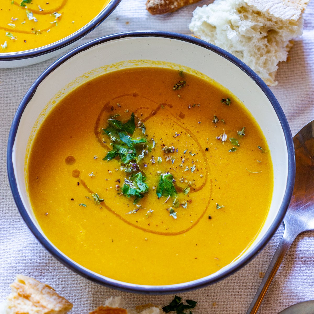 https://www.happyfoodstube.com/wp-content/uploads/2020/11/roasted-carrot-soup-recipe.jpg