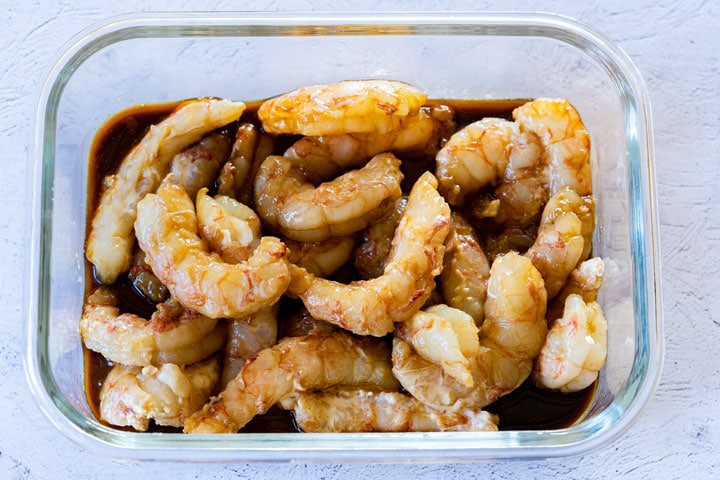 Marinating shrimp in a glass container