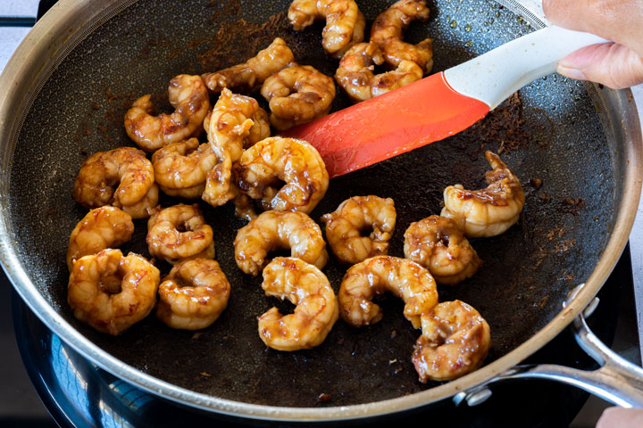 Cooking shrimp on the pan