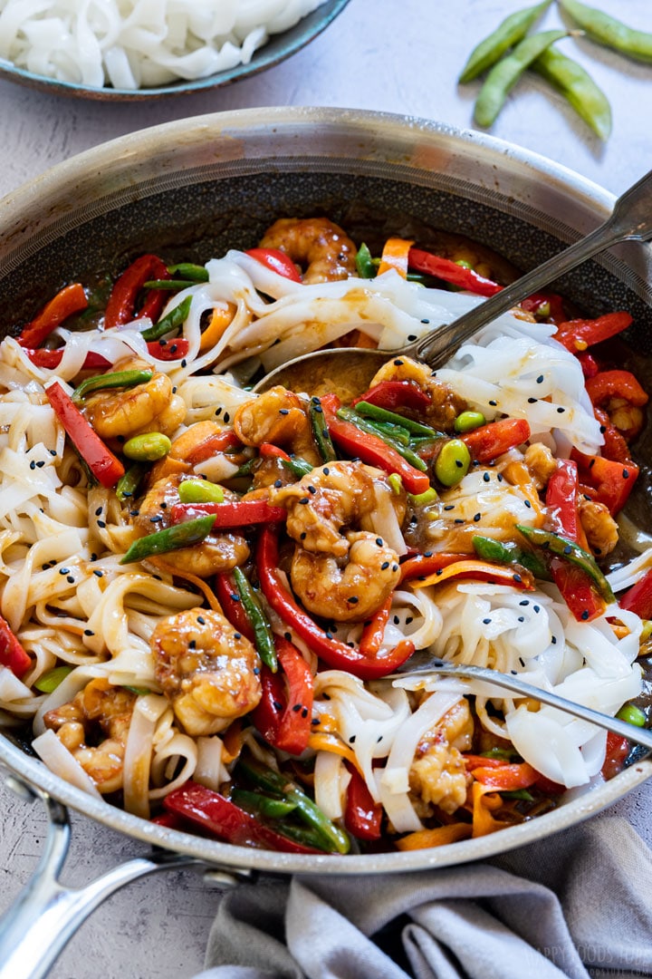 Stir fry with shrimp and noodles on the pan