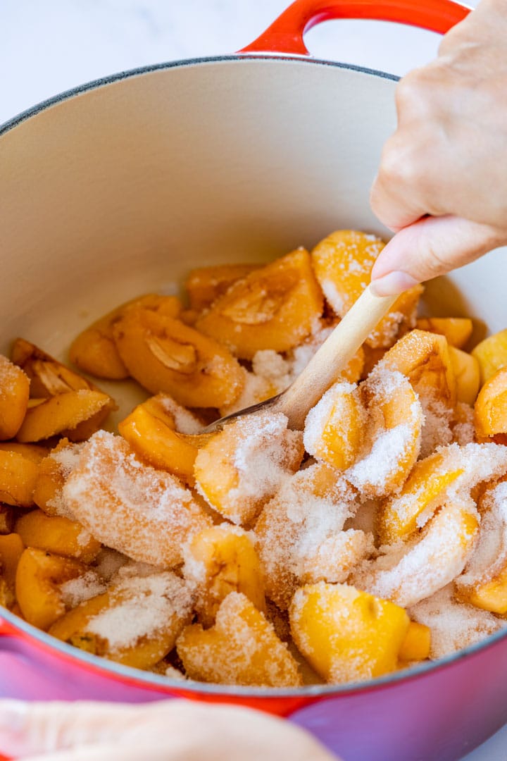 Loquat chunks with sugar