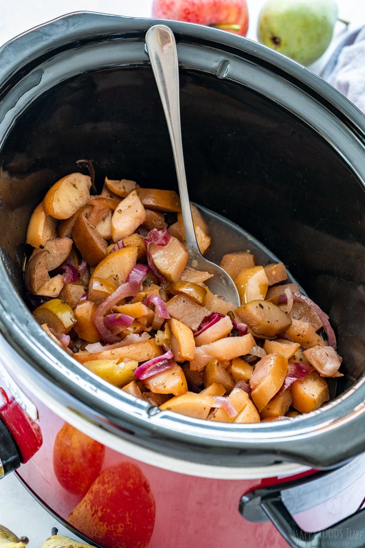 Slow cooker with apples and onions sidedish