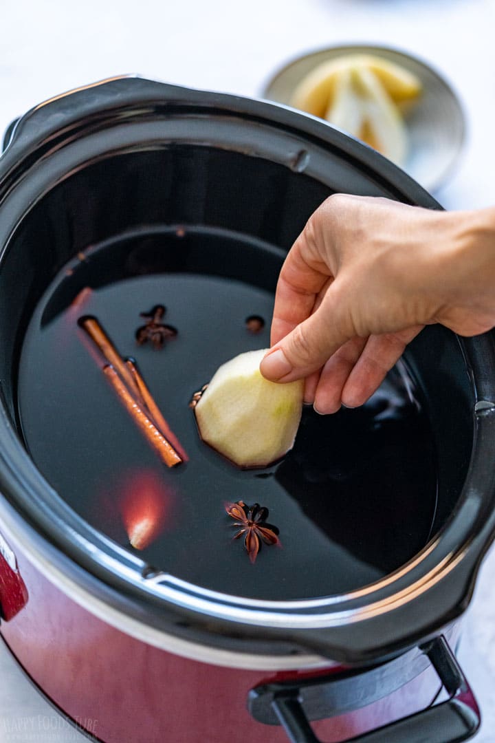 Adding peeled pears to the mulled wine