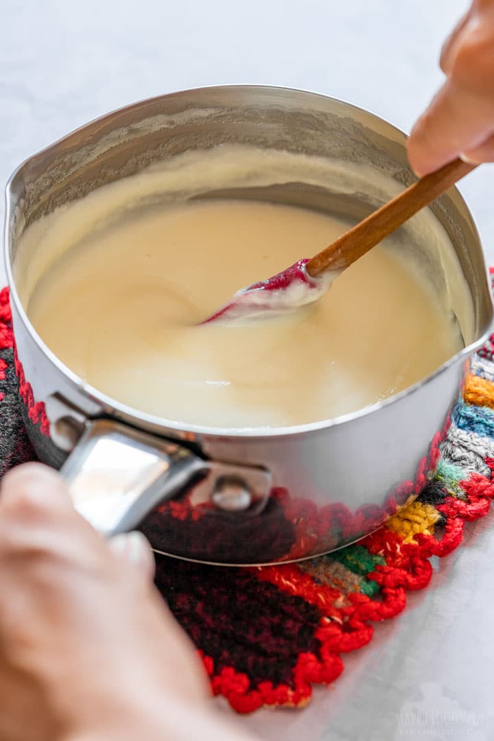 Simmering cream and sugar in a sauce pan.