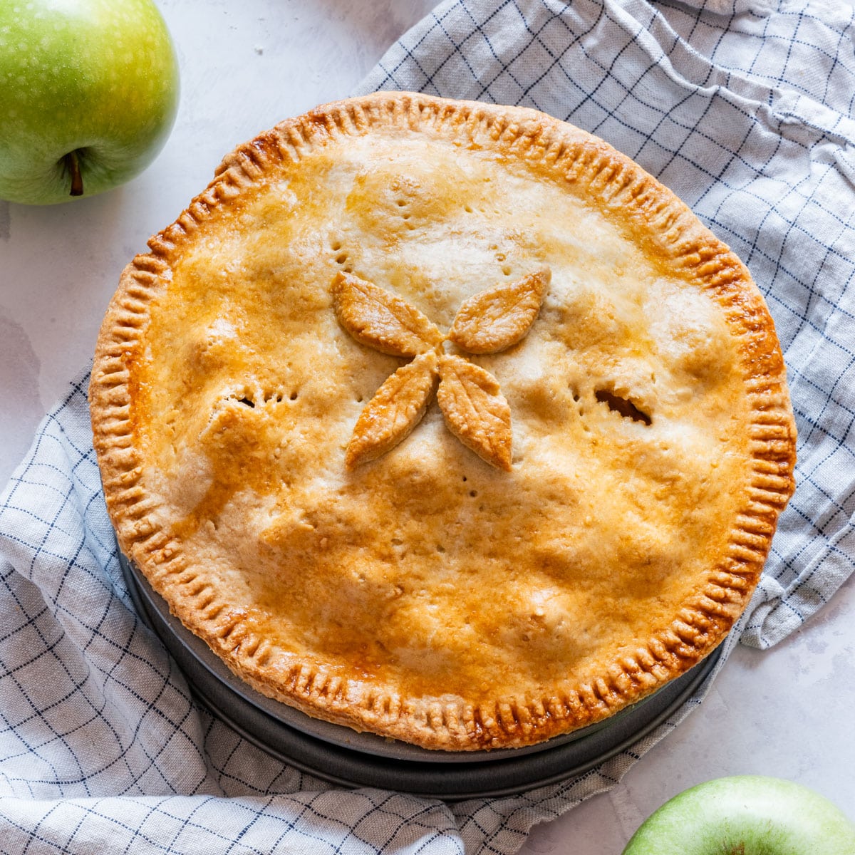 https://www.happyfoodstube.com/wp-content/uploads/2023/09/apple-pie-11.jpg