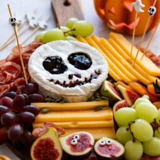 Halloween charcuterie board picture.