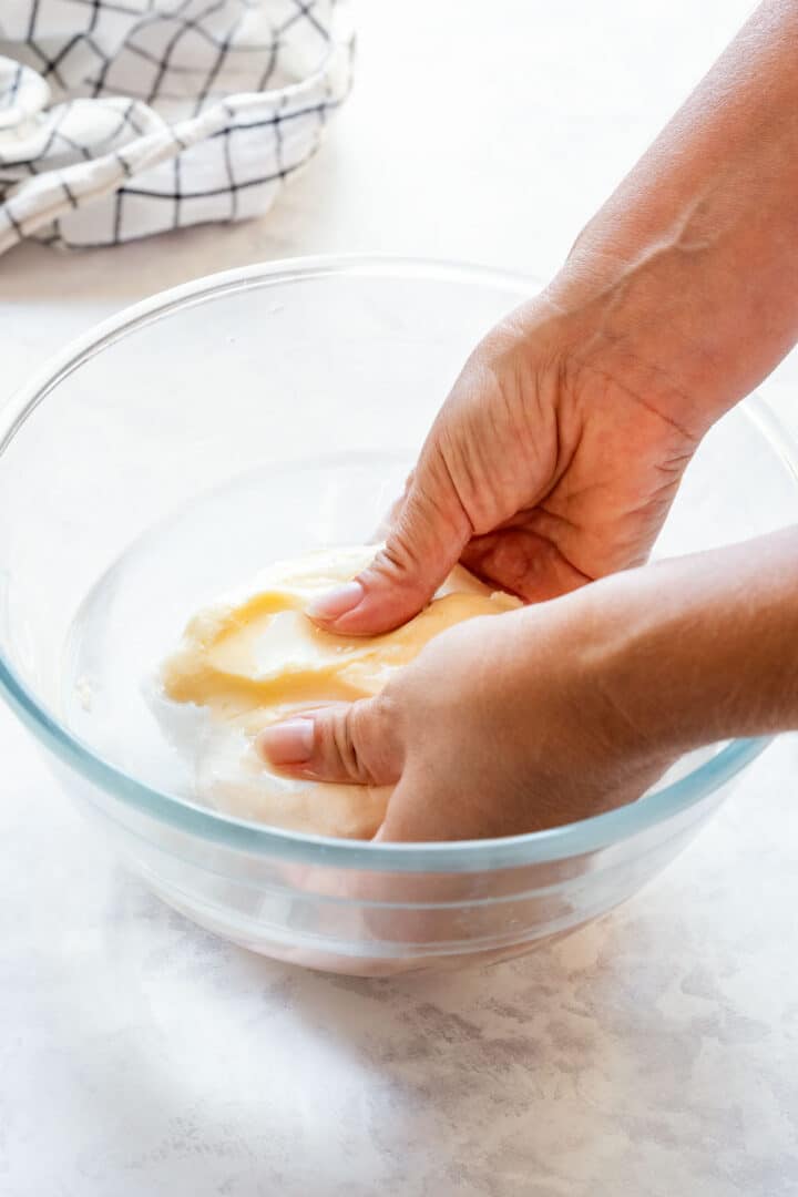 Kneading butter in ice-cold water to remove excess buttermilk.